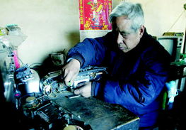 古稀盲老漢身懷絕技 樂(lè)器維修、刺繡與修理電器的非凡人生