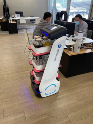 服務(wù)機(jī)器人哪家強(qiáng)？擎朗領(lǐng)跑智能展廳新趨勢(shì)