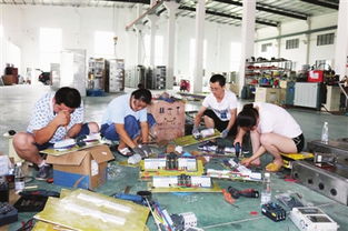 江蘇天正環保科技近年來不斷加大技改投入和科技創新,助力公司高質量發展,生產的高、中、低和特殊規格的開關柜,備受中外客商的青睞。目前該公司在手訂單已排到11月份。圖為8月30日生產人員在趕制產品。